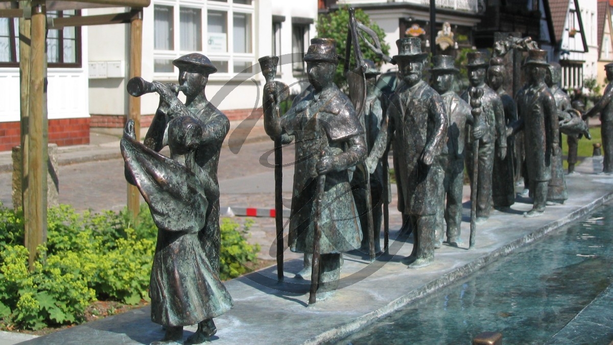 2005_Warnemünde Altstadt Bronzefiguren.jpg