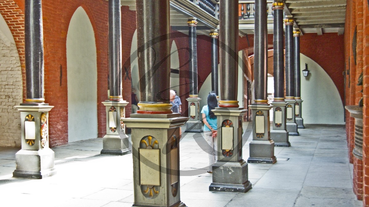 Stralsund Säulengang.jpg