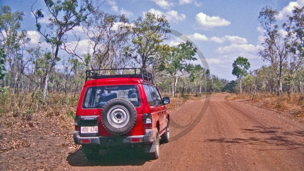 Landcruiser - Gravelroad.jpg