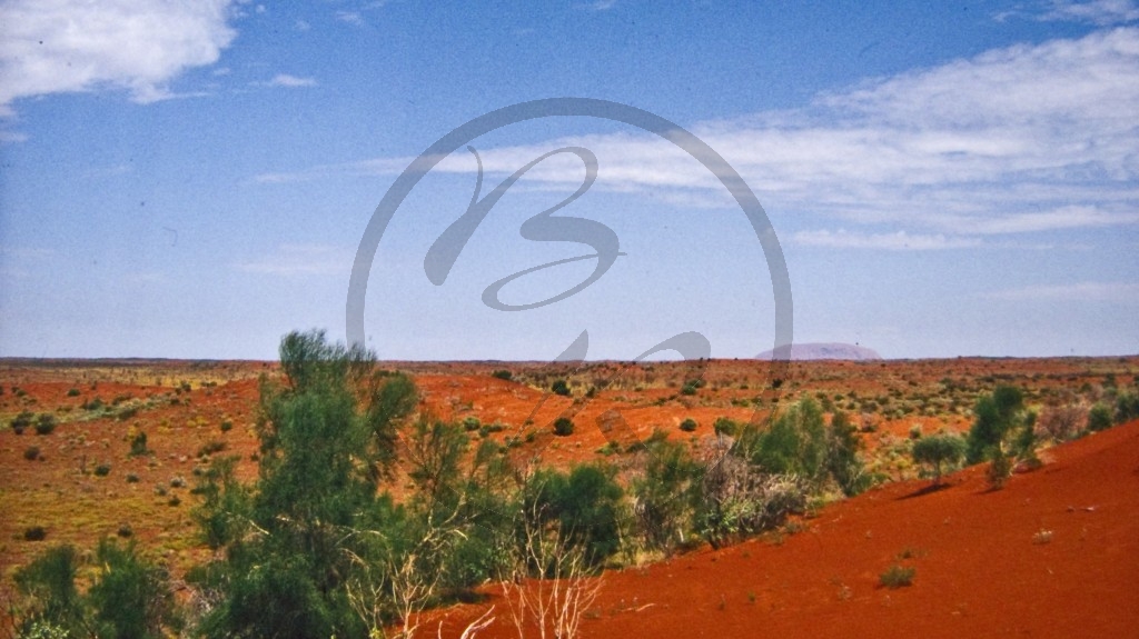 Uluru aus 30 km.jpg