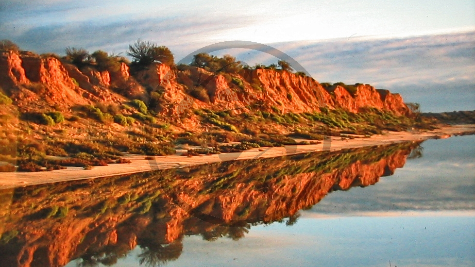 Cooper Creek - Cuttupirra Waterhole - Felswand in der Abendsonne_C04-32-21.JPG