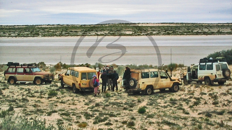 Lake Eyre - Cooper River Mündung (mouth) - Fahrzeugkolonne_C04-32-14.JPG