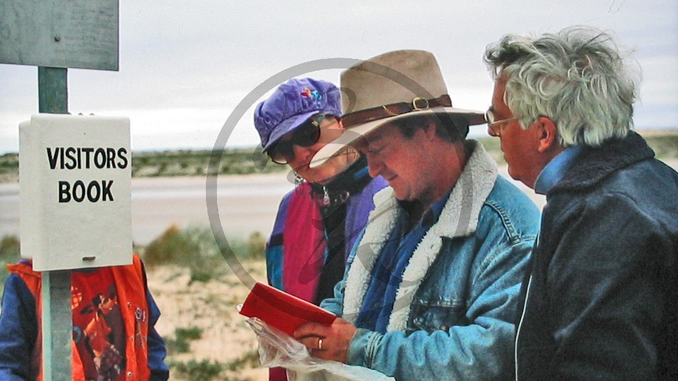 Lake Eyre - Cooper River Mündung (mouth) - Gästebuch (visitors book)_C04-32-13.JPG