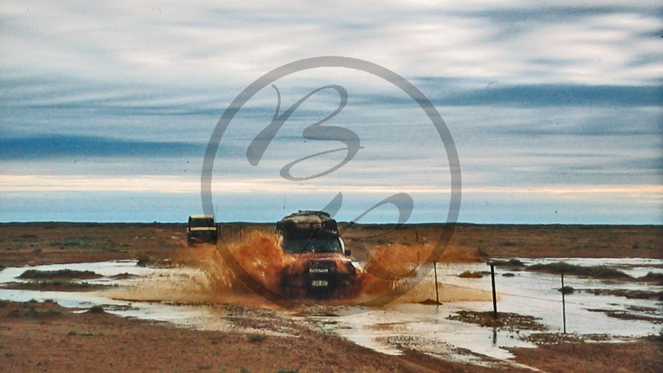 Outback - Überschwemmung - Geländewagen_C04-29-47.JPG