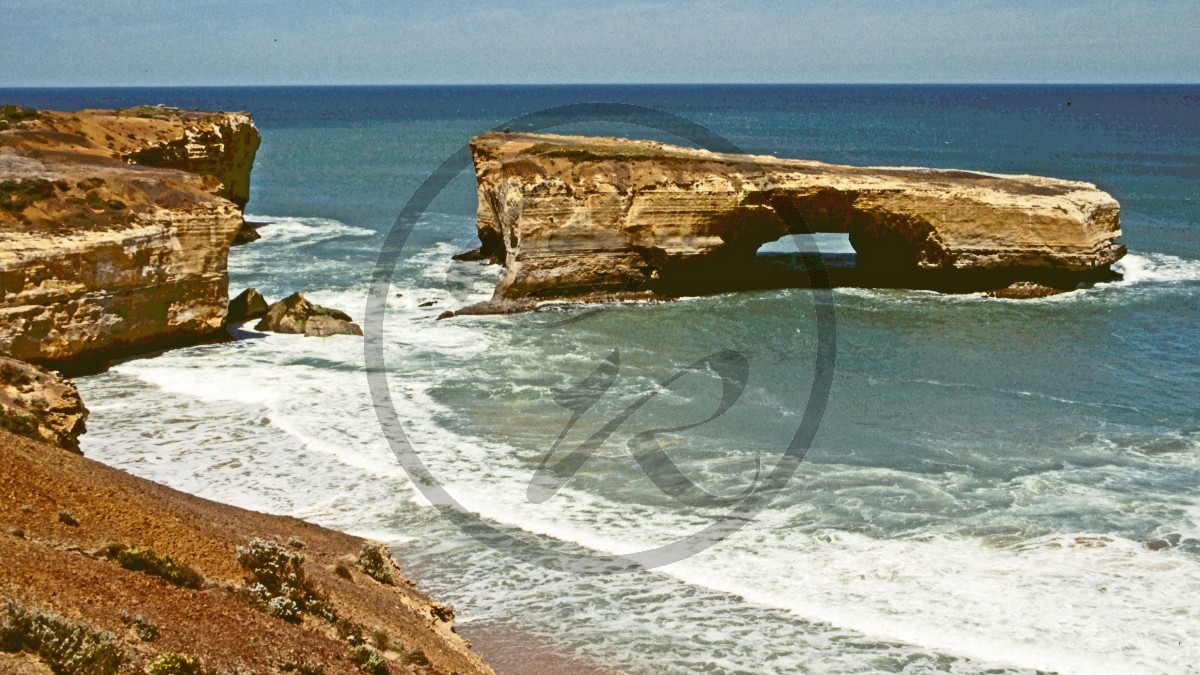 1990_301_C04-08-45_(London Bridge Great Ocean Road).jpg